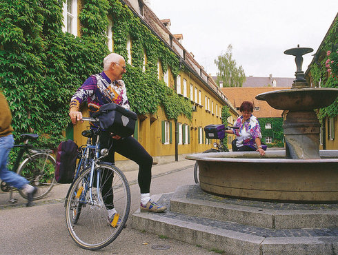 Radfahrer in der Fuggerei, Foto Regio Augsburg