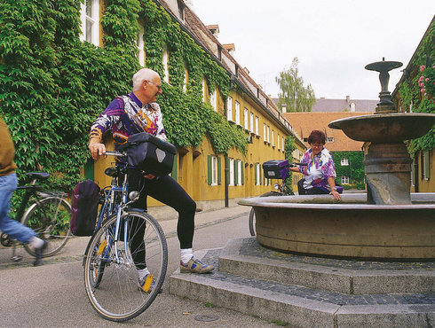 Radfahrer in der Fuggerei, Foto Regio Augsburg