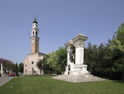Spresiano Chiesa Di Spresiano E Monumento Ai Caduti