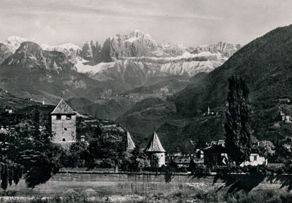 Schloss Maretsch mit Bergmassiv im Hintergrund 1940