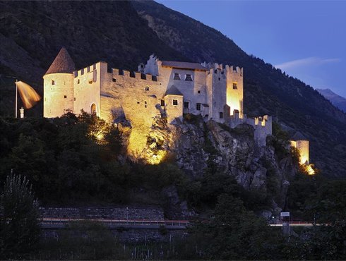 Schloss bei Nacht mit Beleuchtung