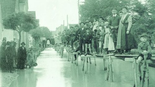 Jahrhunderthochwasser Lachhausen, Jakober Vorstadt, Laufstege, Foto Sammlung Franz Häussler