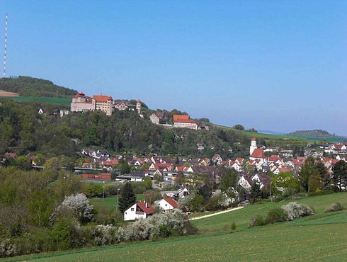 Dorf mit Burg in Huisheim, Donau Ries