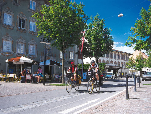 Tourenradfahrer Tourenradler Vor Heimatmuseum Im Grünes Haus
